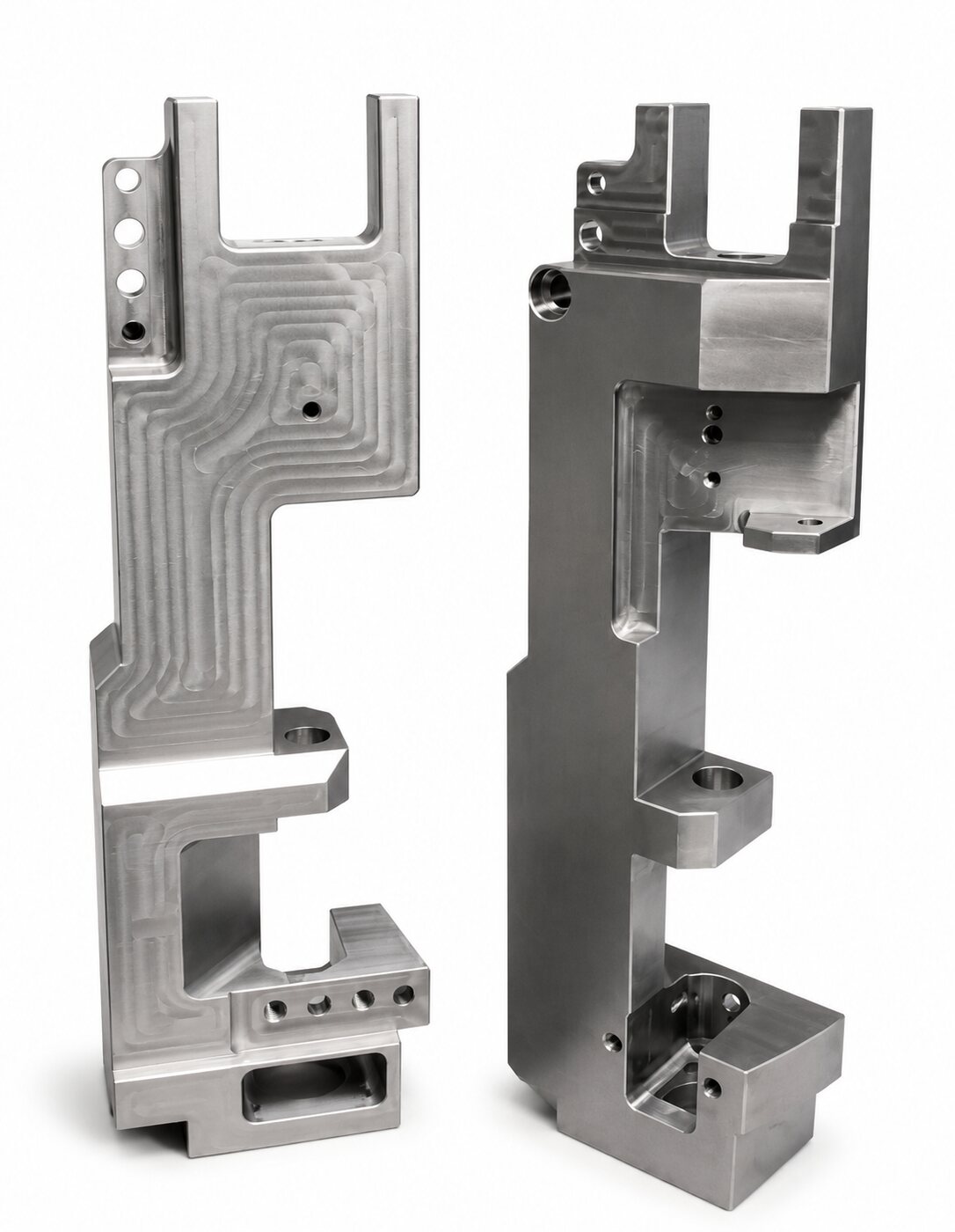 Gefräste Aluminium-Bauteile mit Taschen und Bohrbildern